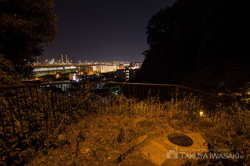 根岸加曽台七曲り坂の工場夜景スポット写真（4）