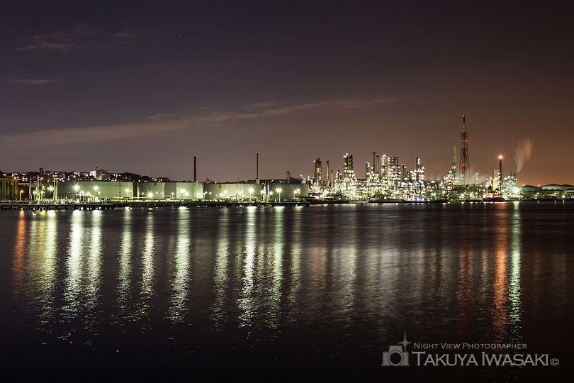新磯子町 東京ガス 根岸LNG基地前の工場夜景スポット写真（1）
