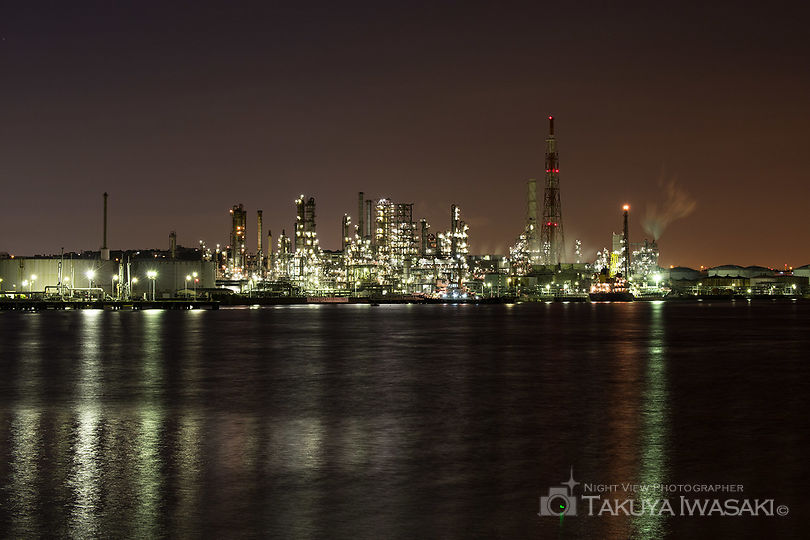 新磯子町 東京ガス 根岸LNG基地前の工場夜景スポット写真（2）