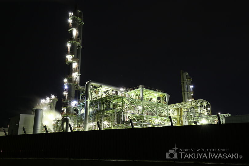 日本触媒前の工場夜景スポット写真（1）