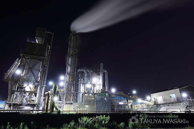 春日製紙工業前の工場夜景スポット写真（1）