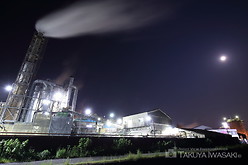 春日製紙工業前の工場夜景スポット写真（2）class=