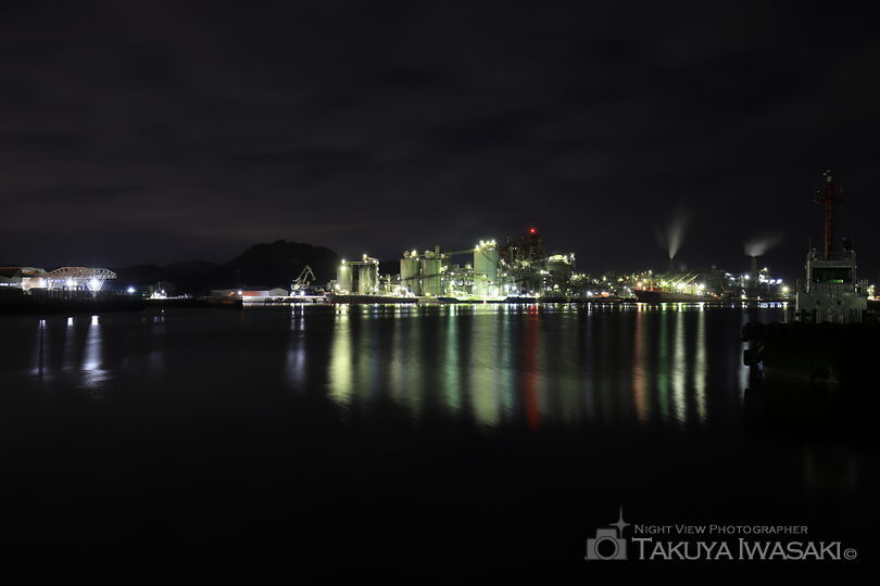 港町の工場夜景スポット写真（1）