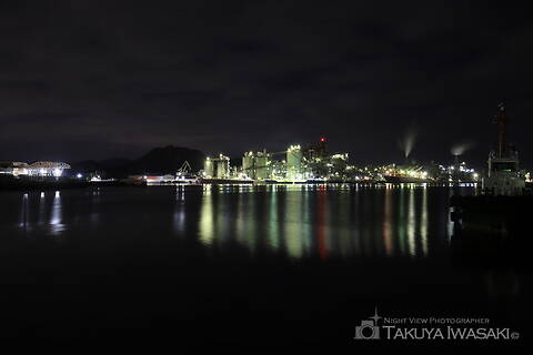港町の工場夜景スポット写真（1）class=