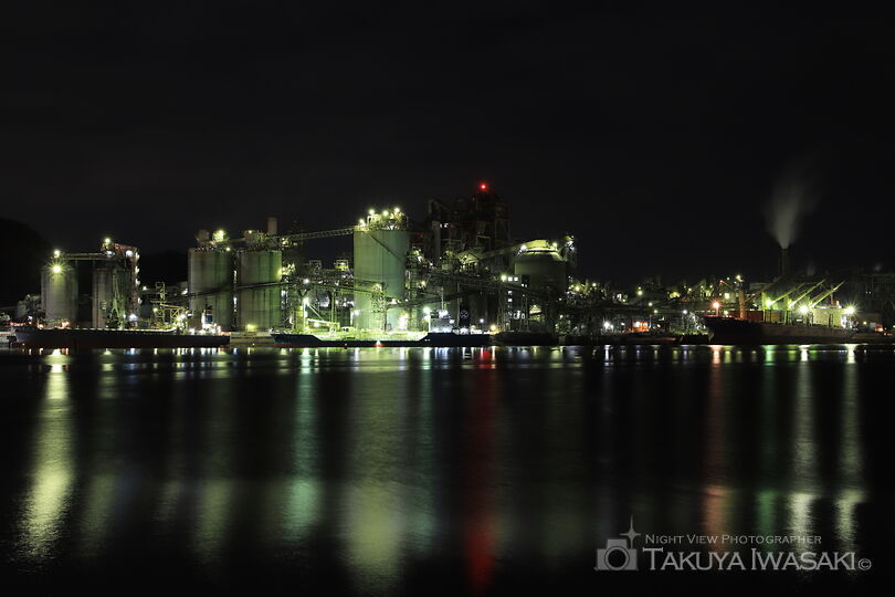港町の工場夜景スポット写真（2）