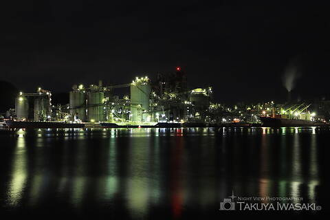港町の工場夜景スポット写真（2）class=
