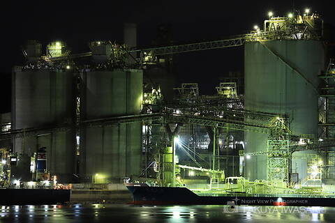 港町の工場夜景スポット写真（4）class=