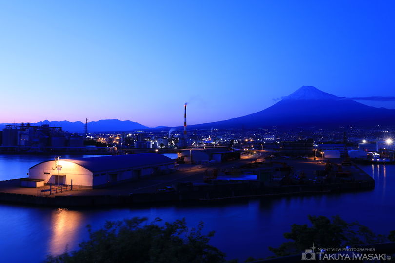 富士と港の見える公園の工場夜景スポット写真（1）