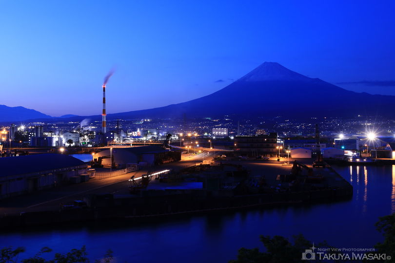 富士と港の見える公園の工場夜景スポット写真（2）