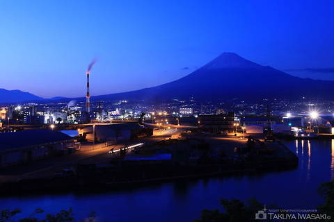 富士と港の見える公園の工場夜景スポット写真（2）class=
