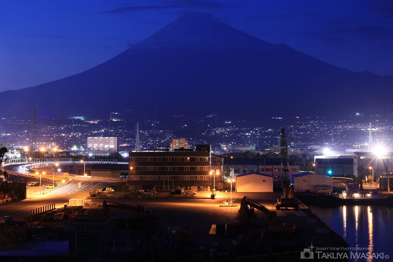 富士と港の見える公園の工場夜景スポット写真（3）