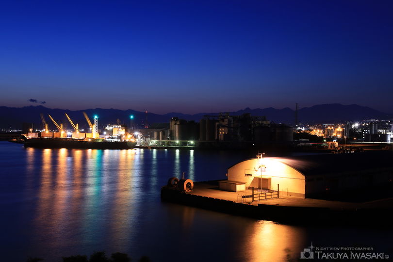 富士と港の見える公園の工場夜景スポット写真（4）