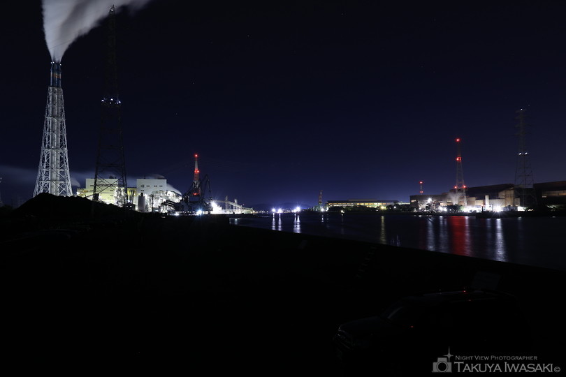 東播磨港伊保灯台の工場夜景スポット写真（1）