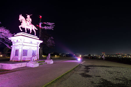 ライトアップされた政宗像と仙台の夜景