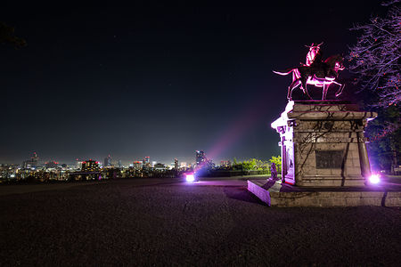 ライトアップされた政宗像と仙台の夜景