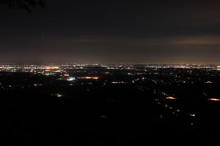 フルーツライン パラグライダージャンプ台前の夜景スポット写真（1）class=