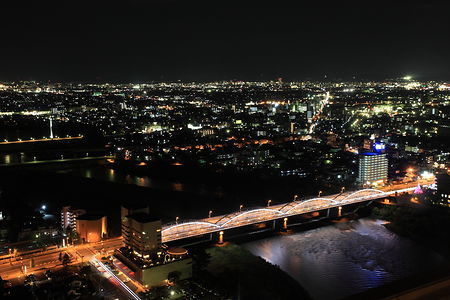 ライトアップされた群馬大橋と市街地の夜景