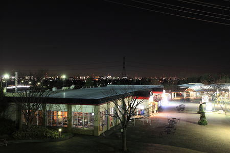 上り線のサービスエリアと狭山市方面の夜景