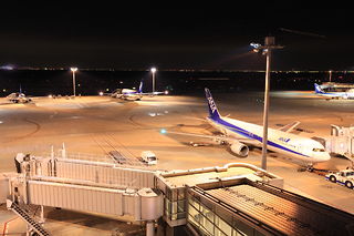 ANAの飛行機と東京湾を望む