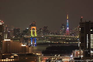 望遠レンズでレインボーブリッジと東京タワーを写す