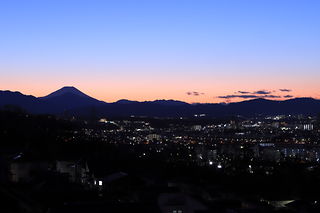 富士山のシルエットを眺める