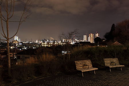 ベンチと橋本駅周辺の夜景