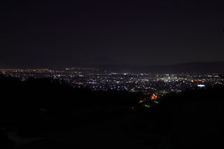 小田原市郊外の夜景を一望する