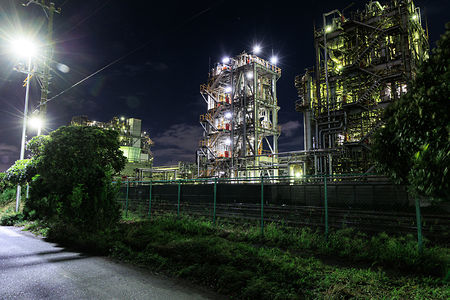 フェンスと日本触媒の工場夜景