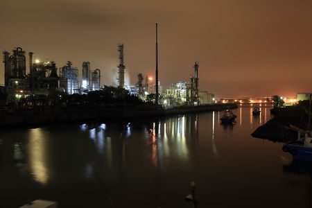 大同特殊鋼の工場夜景と運河を望む