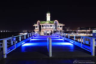 青色のフットライトで照らされた桟橋