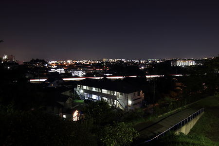 東急田園都市線の光跡と住宅街の夜景