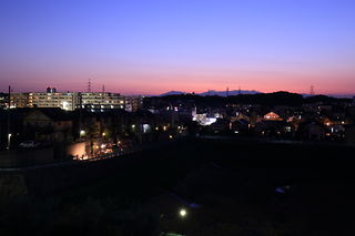 日没後の長津田の住宅街を望む