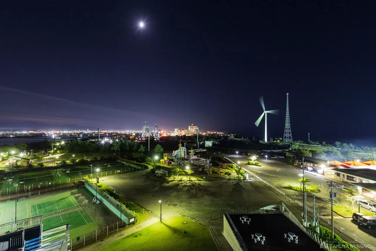内灘町総合公園 円形展望台の夜景（石川県内灘町）