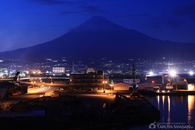 富士と港の見える公園の夜景スポット写真（2）