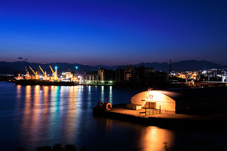 富士と港の見える公園の夜景スポット写真（3）class=