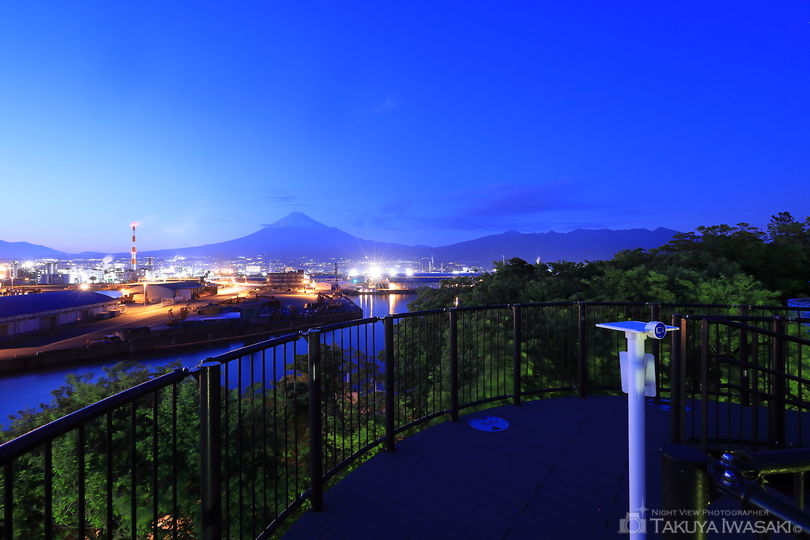 富士と港の見える公園の夜景スポット写真（5）