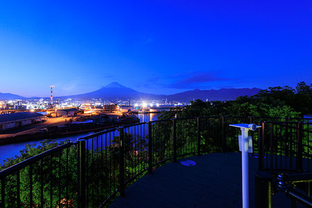 富士と港の見える公園の夜景スポット写真（5）class=