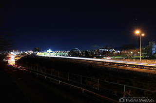 東名高速と富士市の夜景を望む
