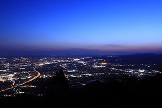 高草山ハイキングコースの夜景スポット写真（2）class=