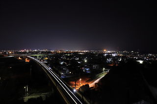 新幹線の光跡と静岡駅方向の夜景