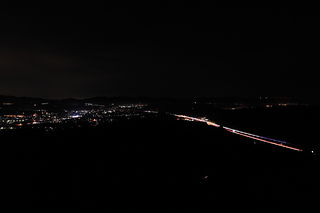 甲賀IC・PA方面の夜景と高速道路を走る車の光跡