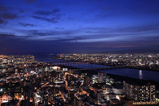 梅田スカイビル 空中庭園展望台の夜景スポット写真（1）class=