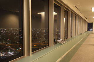 東大阪市役所 22階展望ロビーの夜景スポット写真（5）class=