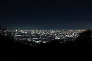 山頂展望台（十三峠駐車場）の夜景スポット写真（2）class=