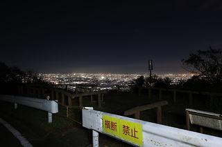 山頂展望台（十三峠駐車場）の夜景スポット写真（5）class=