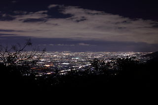 高安山の夜景スポット写真（3）class=