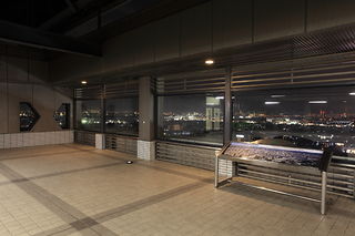 高槻市役所 展望フロアの夜景スポット写真（5）class=