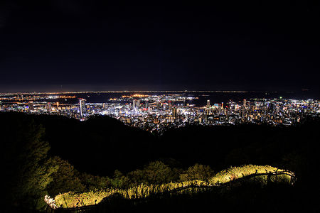 市章のライトアップと神戸夜景