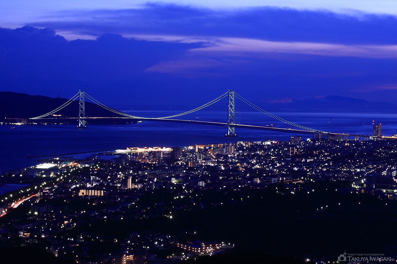 青く輝くパールブリッジ[明石海峡大橋]