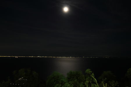 満月に照らされた大阪湾